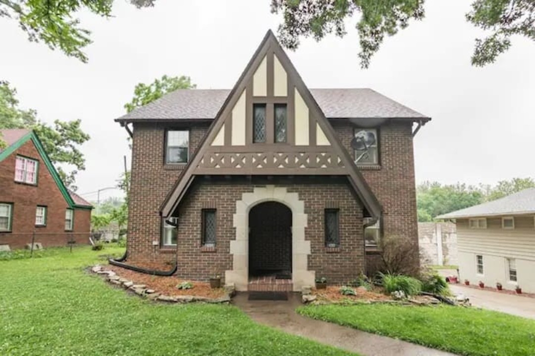 Entire Home/Duplex – Sleeps 18 Near Drake 