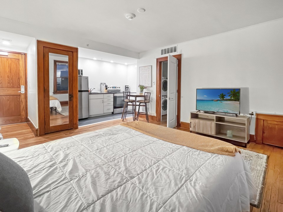 Queen-Bed Studio Near Downtown Hospitals