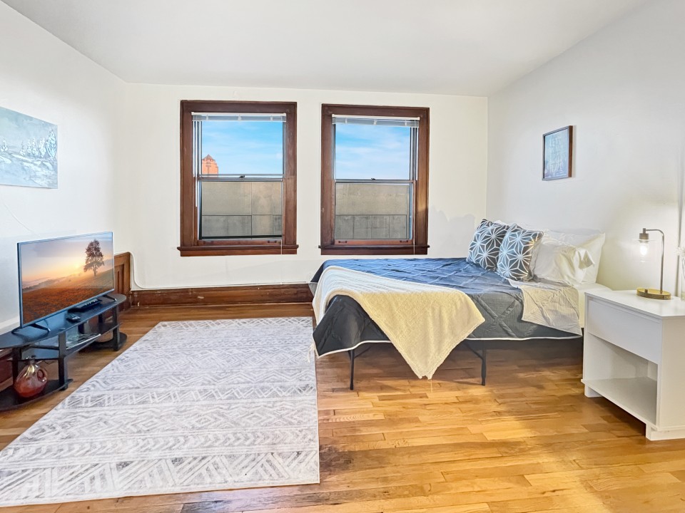 Queen-Bed Studio Near Downtown Hospitals