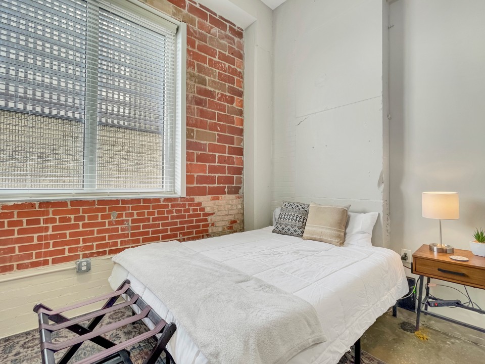 Stunning Downtown Studio with Rooftop Patio